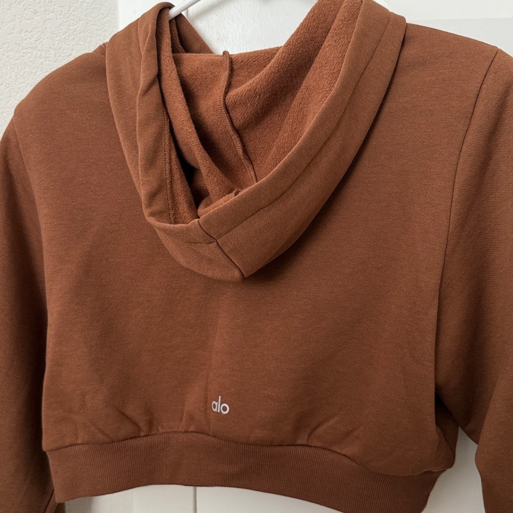 ALO | Cropped Headliner Shoulder Pad Hoodie - Picture 12 of 14
